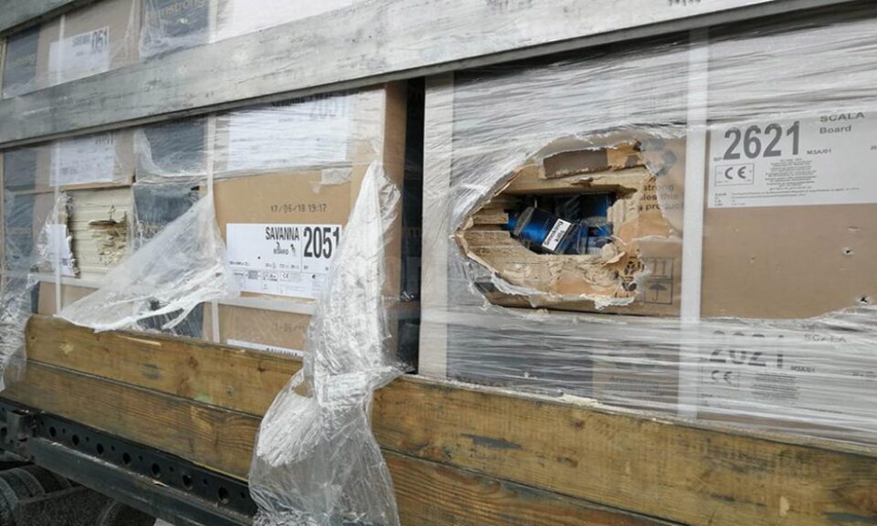 Cele două tiruri în care erau mii de baxuri cu țigări ucrainene ascunse, prin metoda capac, în coletele cu materiale de construcție