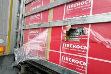 Cele două tiruri în care erau mii de baxuri cu țigări ucrainene ascunse, prin metoda capac, în coletele cu materiale de construcție