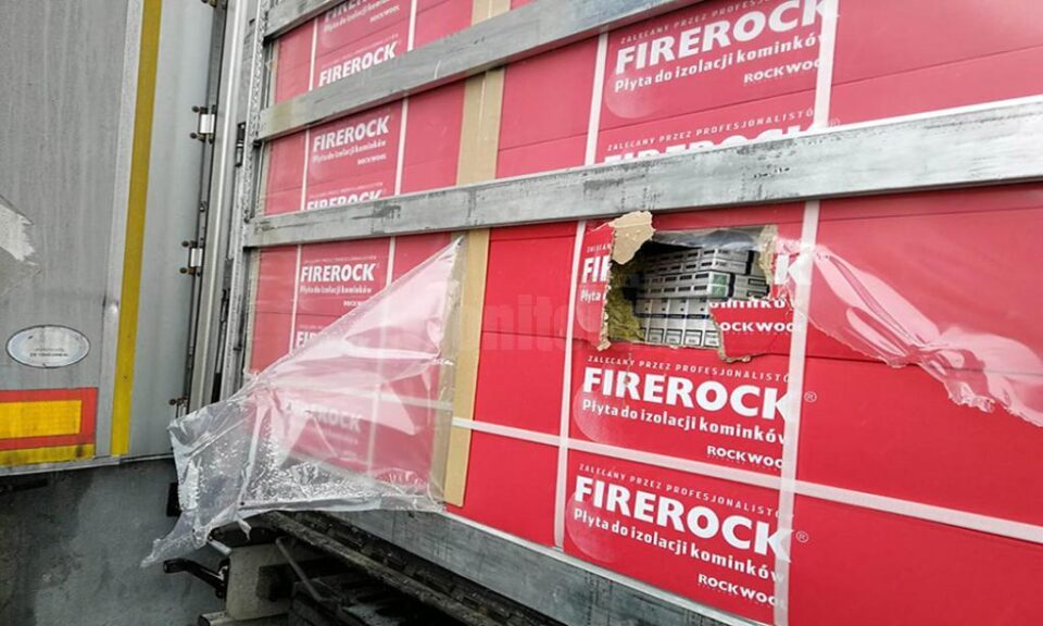 Cele două tiruri în care erau mii de baxuri cu țigări ucrainene ascunse, prin metoda capac, în coletele cu materiale de construcție