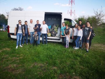 Cele 16 persoane, printre care și un băiețel de 5 ani și o fetiță de 7 ani, au adunat circa 30 de saci menajeri de gunoaie