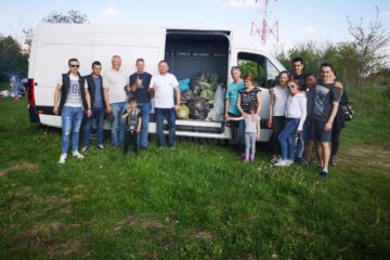 Cele 16 persoane, printre care și un băiețel de 5 ani și o fetiță de 7 ani, au adunat circa 30 de saci menajeri de gunoaie