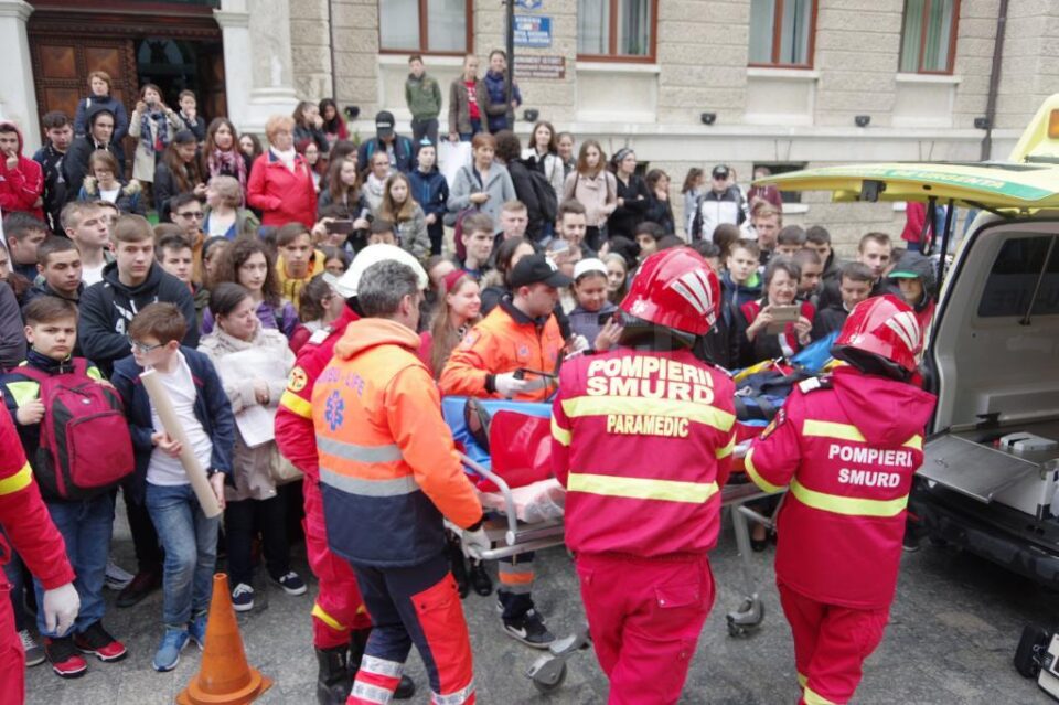 Acțiunea „Fii conștient, nu dependent” a adunat joi sute de tineri în centrul municipiului Sucevei