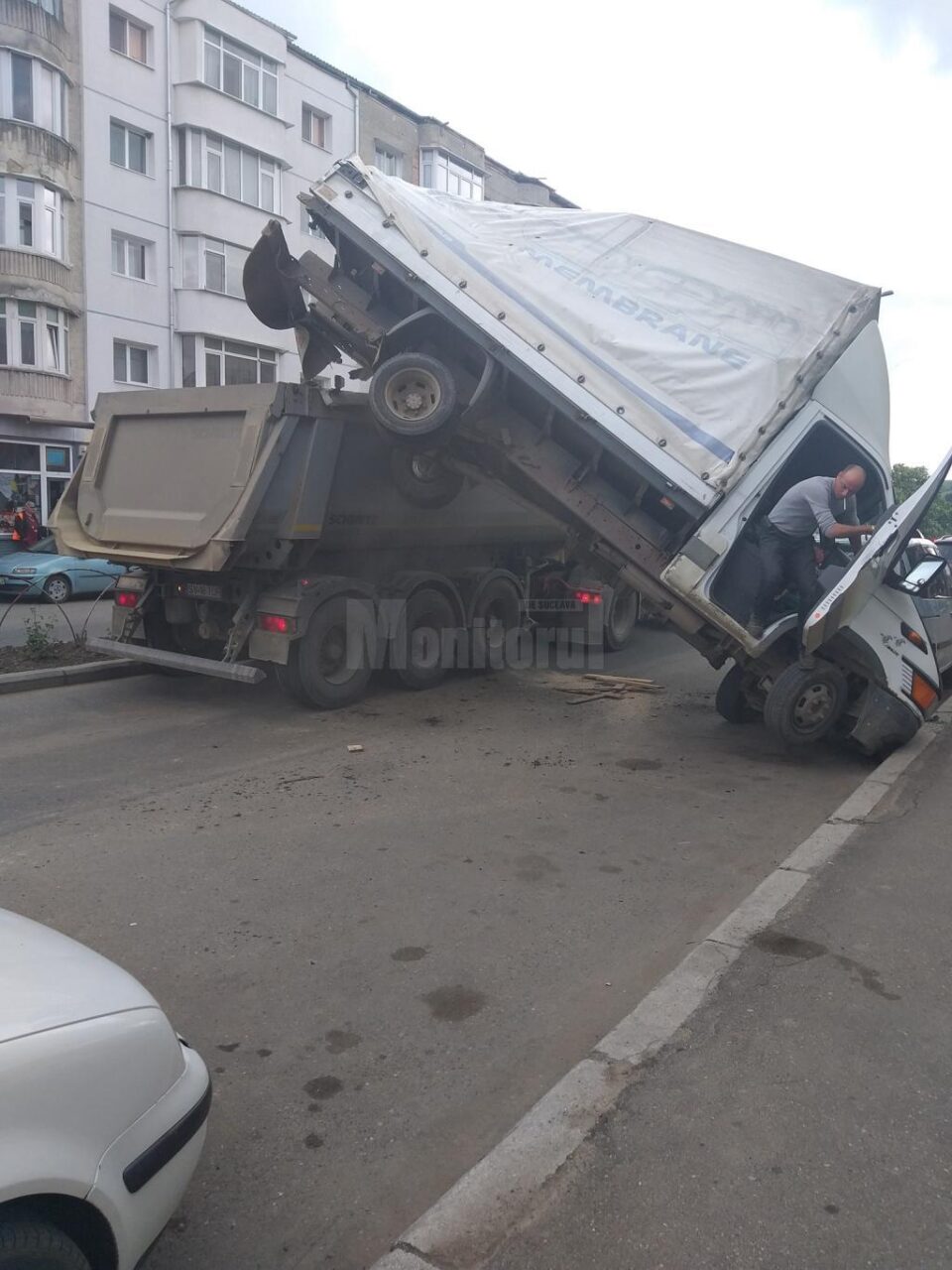 Accident de „Dosarele X” pe o stradă din Fălticeni