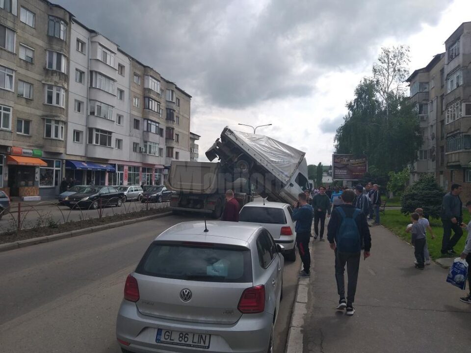 Accident de „Dosarele X” pe o stradă din Fălticeni