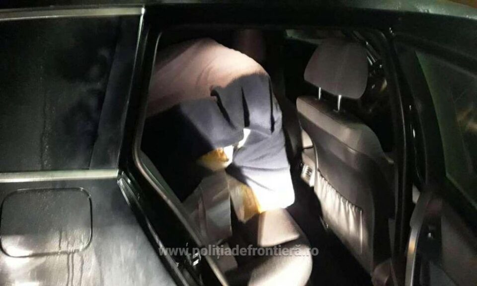 Aproape 18.000 de pachete de țigări confiscate și două autovehicule indisponibilizate la Bălcăuți și Lupcina