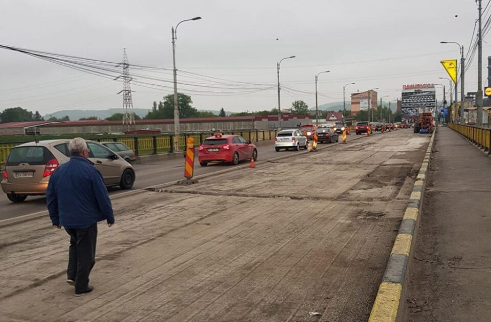 Prima jumătate a podului de la Bazar a fost decopertată