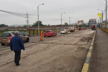 Prima jumătate a podului de la Bazar a fost decopertată