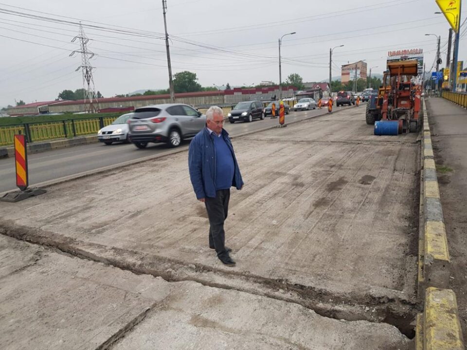 Prima jumătate a podului de la Bazar a fost decopertată