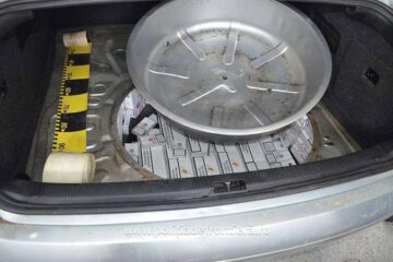 Țigări de proveniență ucraineană descoperite în spațiul de sub roata de rezervă