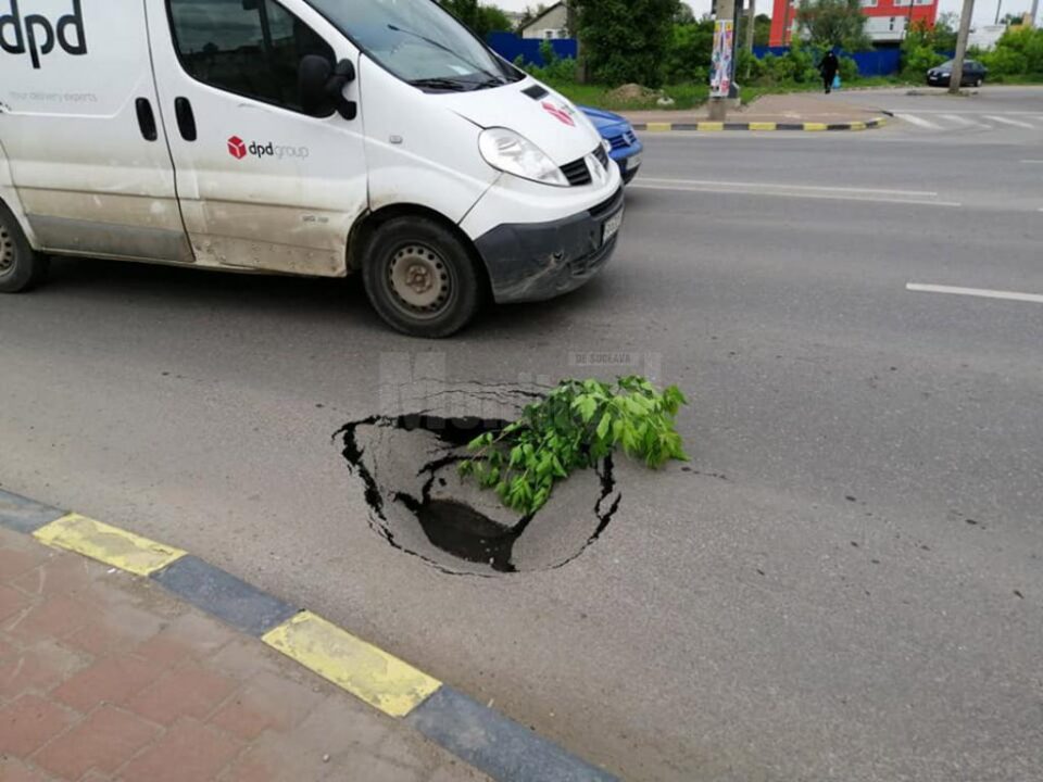 Groapa, formată pe marginea străzii, a fost inițial semnalată de șoferi cu o ramură de copac, pentru a fi evitată Groapa, formată pe marginea străzii, a fost inițial semnalată de șoferi cu o ramură de copac, pentru a fi evitată