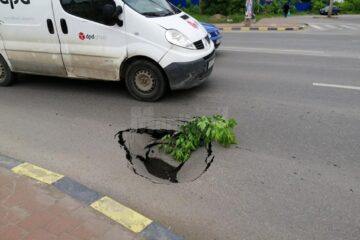 Groapa, formată pe marginea străzii, a fost inițial semnalată de șoferi cu o ramură de copac, pentru a fi evitată