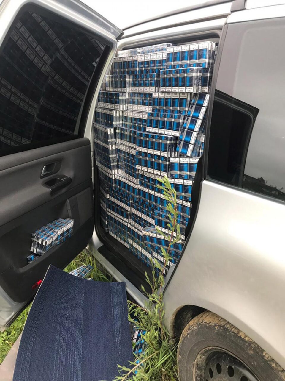 La control, în interiorul autoturismului a fost depistată o cantitate mare de țigări de contrabandă