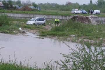 Autoturismul a fost urmărit de polițiști, fiind abandonat de șofer în albia pârâului Sucevița