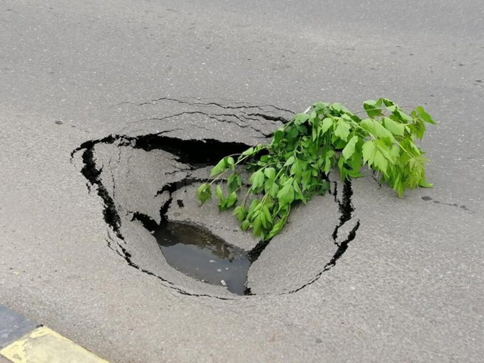 O porțiune de asfalt s-a surpat pe Calea Unirii, după linia de cale ferată