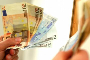 O femeie a dat mită 100 de euro pentru urgentarea programării probei practice a examenului auto. Foto: www.ctnews.ro