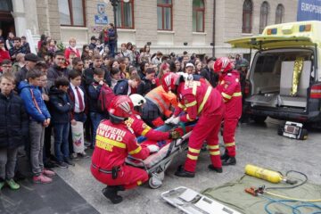 Acțiunea „Fii conștient, nu dependent” a adunat joi sute de tineri în centrul municipiului Suceava