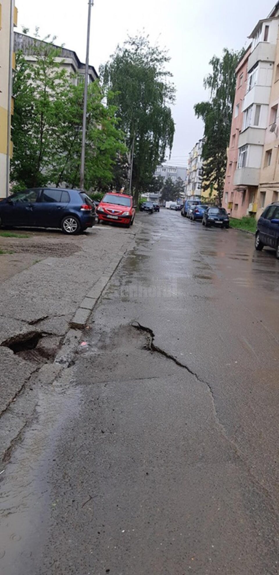 Trotuarele afundate, pe o stradă din Burdujeni, din cauza mașinilor grele și a infiltrațiilor de apă