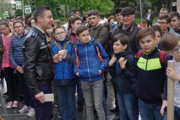 Acțiunea „Fii conștient, nu dependent” a adunat joi sute de tineri în centrul municipiului Suceava