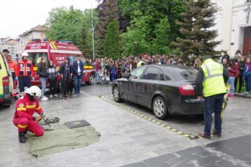 Acțiunea „Fii conștient, nu dependent” a adunat joi sute de tineri în centrul municipiului Suceava