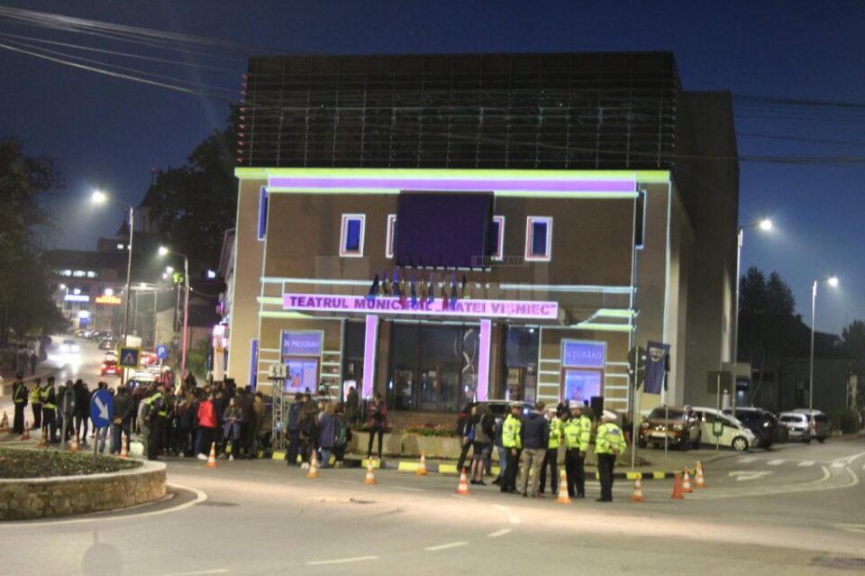 Jocuri de lumini și umbre pe fațada Teatrului "Matei Vișniec" Suceava