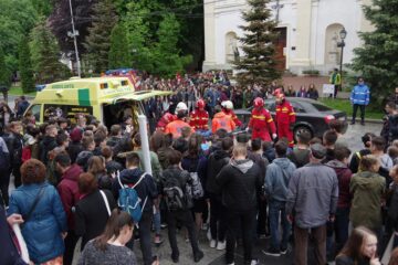 Acțiunea „Fii conștient, nu dependent” a adunat joi sute de tineri în centrul municipiului Suceava