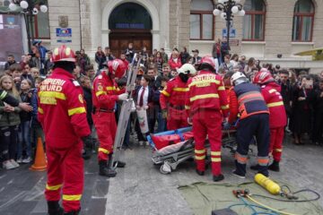 Acțiunea „Fii conștient, nu dependent” a adunat joi sute de tineri în centrul municipiului Suceava