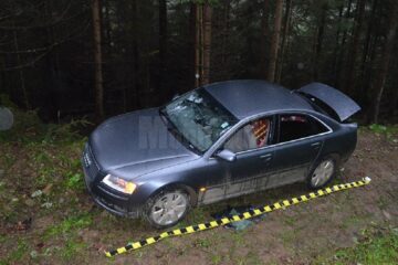 Autoturismul abandonat în zona frontierei, plin cu țigări de contrabandă