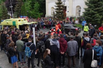 Acțiunea „Fii conștient, nu dependent” a adunat joi sute de tineri în centrul municipiului Suceava