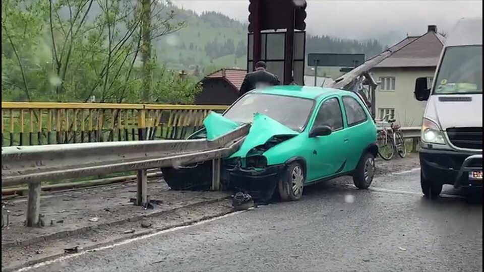 Autoturismul Opel a pătruns cu partea din față prin parapetul metalic, după ce șoferul a pierdut controlul asupra direcției