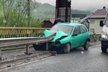 Autoturismul Opel a pătruns cu partea din față prin parapetul metalic, după ce șoferul a pierdut controlul asupra direcției