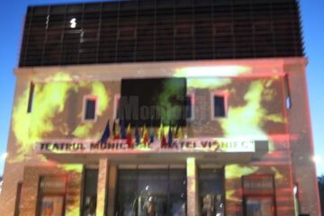 Jocuri de lumini și umbre pe fațada Teatrului "Matei Vișniec" Suceava
