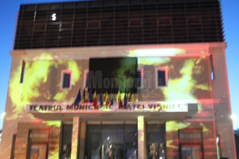 Jocuri de lumini și umbre pe fațada Teatrului "Matei Vișniec" Suceava