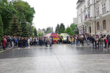 Acțiunea „Fii conștient, nu dependent” a adunat joi sute de tineri în centrul municipiului Suceava