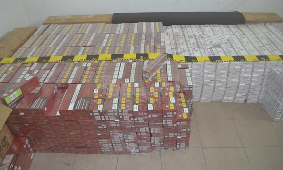 Țigări de contrabandă de peste 140.000 de lei, descoperite într-un autoturism abandonat în zona frontierei