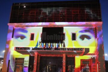 Mapping - Jocuri de lumini și umbre pe fațada Teatrului "Matei Vișniec" Suceava