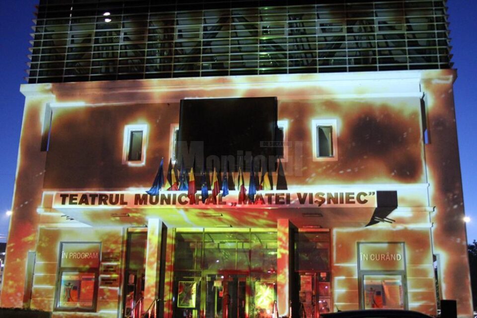 Jocuri de lumini și umbre pe fațada Teatrului "Matei Vișniec" Suceava
