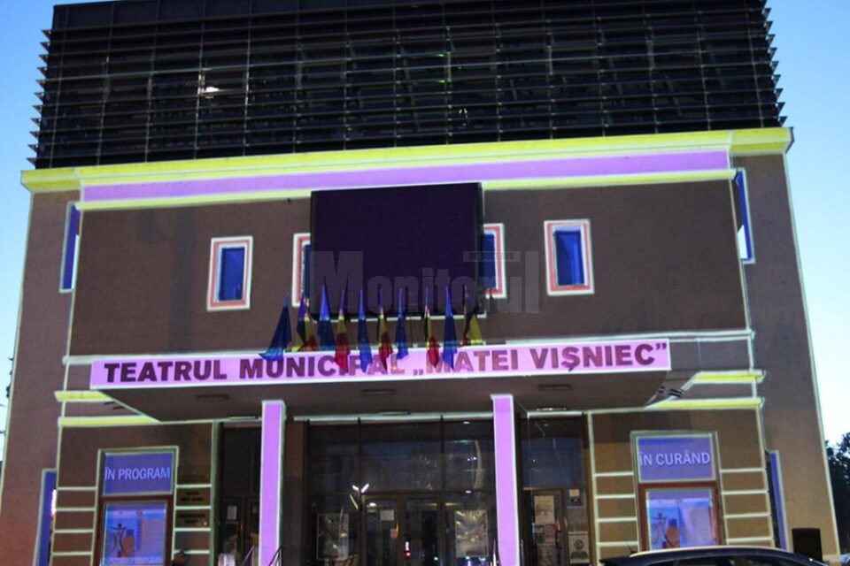 Jocuri de lumini și umbre pe fațada Teatrului "Matei Vișniec" Suceava