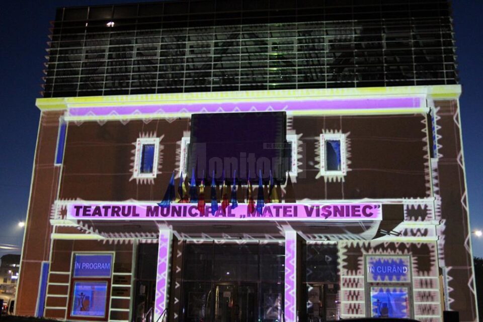 Jocuri de lumini și umbre pe fațada Teatrului "Matei Vișniec" Suceava