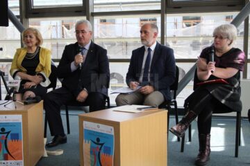 Conducerea teatrului Matei Vișniec și cea a Primăriei Suceava, alături de vicepreședintele Institutului Cultural Francez, Vincent Lorenzini