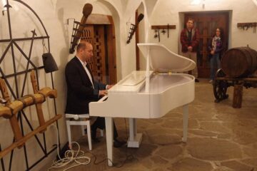 Prof. Riciard Gagiu, de la Colegiul de Artă “Ciprian Porumbescu” Suceava, recital la Hanul Domnesc