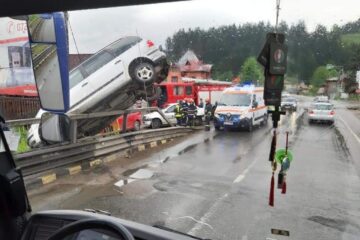 Mașina a lovit un parapet metalic de protecție, iar apoi a rămas suspendată într-o poziție care sfida