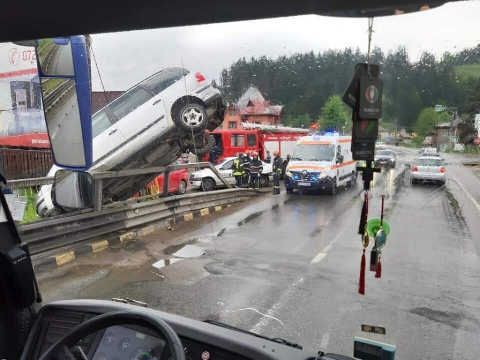 Mașina a lovit un parapet metalic de protecție, iar apoi a rămas suspendată într-o poziție care sfida Mașina a lovit un parapet metalic de protecție, iar apoi a rămas suspendată într-o poziție care sfida