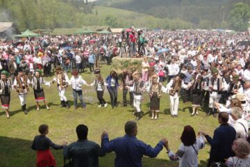 Mii de gospodari au dansat hora de altădată din Bucovina