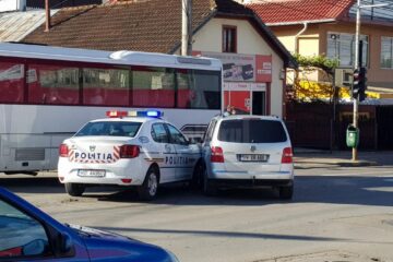 Mașină de poliție în misiune, implicată într-o tamponare în Burdujeni