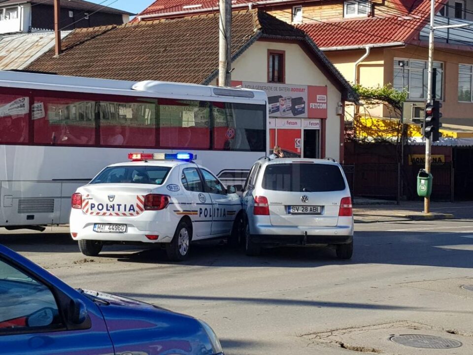 Mașină de poliție în misiune, implicată într-o tamponare în Burdujeni