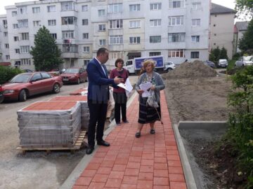 Strada Viitorului, din Obcini, refăcută total, cu locuri de parcare amenajate