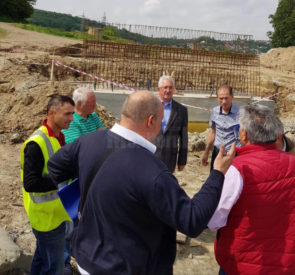 Lucrările de construire a unui nou pod peste râul Suceava, verificate în teren de primarul Ion Lungu