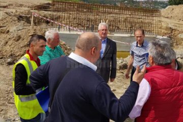Lucrările de construire a unui nou pod peste râul Suceava, verificate în teren de primarul Ion Lungu