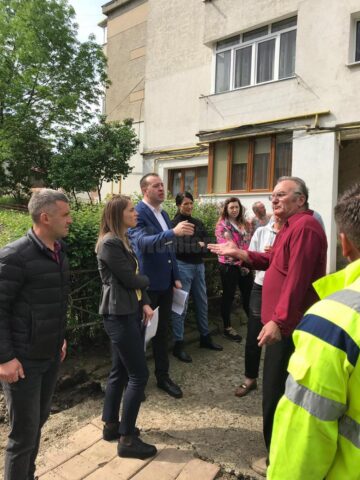 Strada Viitorului, din Obcini, refăcută total, cu locuri de parcare amenajate