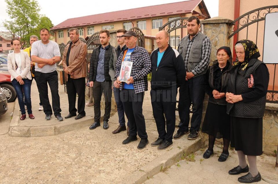 Mama și soacra femeii moarte în accident, alături de soțul și frații îndurerați ai acesteia, la protestul din fața scolii din Cajvana